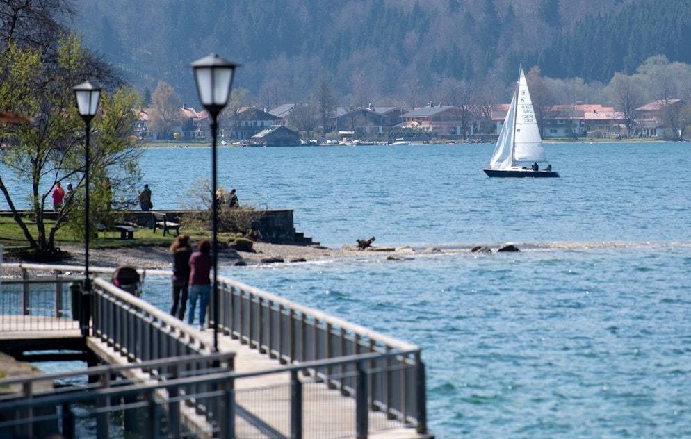 April 21, 2022, Bavaria, Tegernsee: A sailing boat sails across Lake Tegernsee in the sun.  Photo: Sven Hoppe/dpa +++ dpa Image Radio +++ (KEYSTONE/DPA/Sven Hoppe)